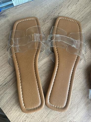 şlapa: Qadın üçün düz sandal – şəffaf zolaqlı. Iki olcusu var 39-40. Ve 38 — 1