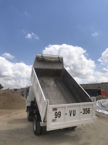 Fiat: Ağ rəngli kiçik sinif dump tipli yük maşını (öz-özünə boşaldan kuzov)