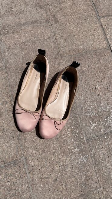 футбольный обувь: Розовые балетки Stradivarius, состояние отличное 38 размер