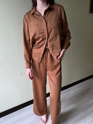 pull bear: Брючный костюм, Прямые, Рубашка, Made in KG, Шелк, Лето — 3