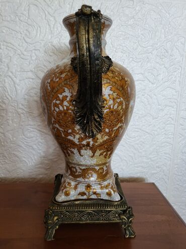 Ostali kućni dekor: Vaza nova iz 50ih god. porcelan,neka vrsta legure. rucni rad — 17