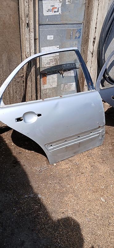 e28: Sağ arxa, Mercedes-Benz W210, 2000 il, Almaniya, Ünvandan götürmə — 2