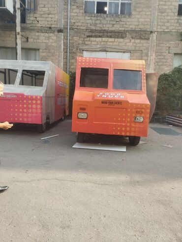 Butkalar, köşklar: Fast food konteyneri yığılması — 2