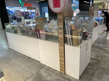 Витрины: Витрина Для телефонов и их аксессуаров, С ящиками, 110 см * 330 см * 60 см, Б/у