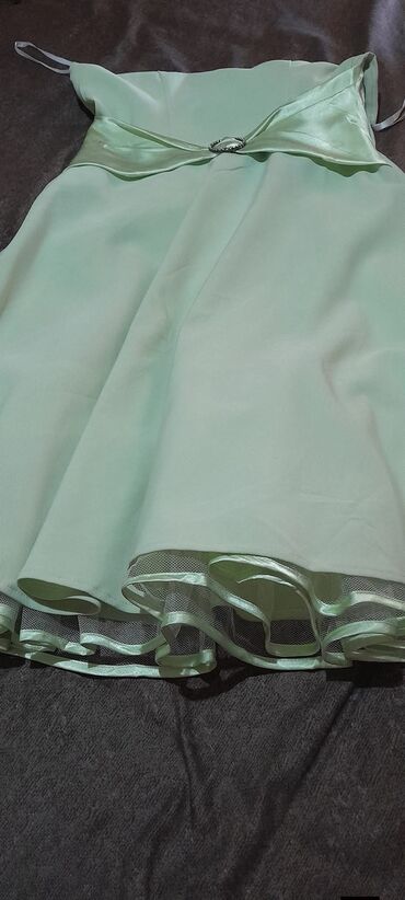 Haljine: Haljina u nežno mentol zelenoj boji, idealna za svečane prilike. - — 2