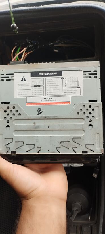 soyuducu 2 əl: Monitor, Başlıq arxası