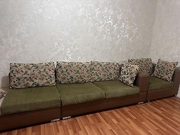 Прямой модульный диван с широкими подлокотниками и комплектом подушек