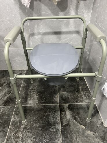 Медтовары: Кресло-туалет пластиковое, со спинкой и крышкой, регулируемое по