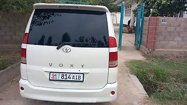 Toyota Voxy: 2004 г., 2 л, Автомат, Бензин, Минивэн — 10
