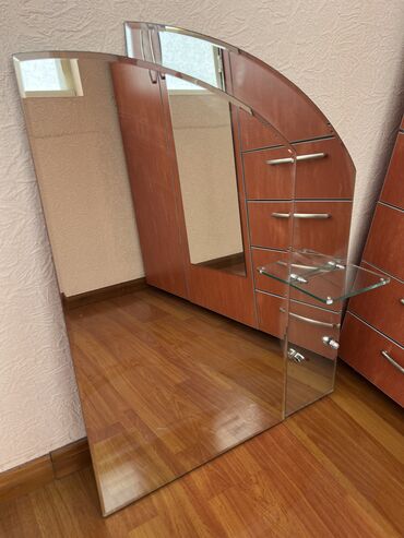 зеркало ванную: Зеркало хорошего качества Размер:высота 85,ширина 65 Имеется одна