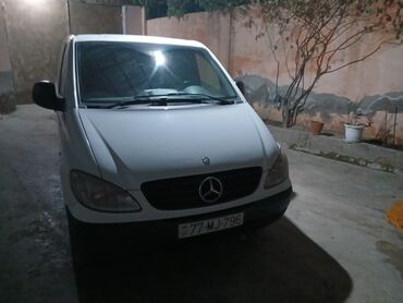 Ağ rəngli Mercedes-Benz Vito mikroavtobusu. Bu model yükdaşımalar və