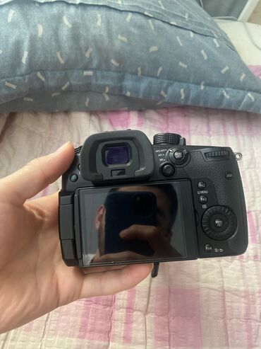 Фото и видеокамеры: Продам, новую камеру от Panasonic, lumix gh5 совсем новая, линзы
