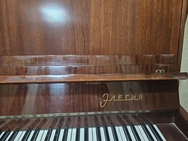 электро пианино: Пианино "Элегия" в корпусе из тёмного дерева. Инструмент оснащён