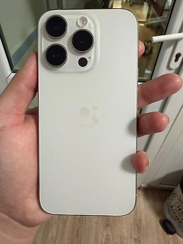 ош саат: IPhone 15 Pro Max, цвет белый (Natural Titanium/White). Модель с тремя — 2