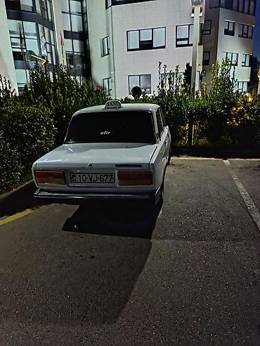 yan güzgülər s: VAZ 2107 sedan – ağ rəng, qara radiator barmaqlığı və bamperlər, qara — 3