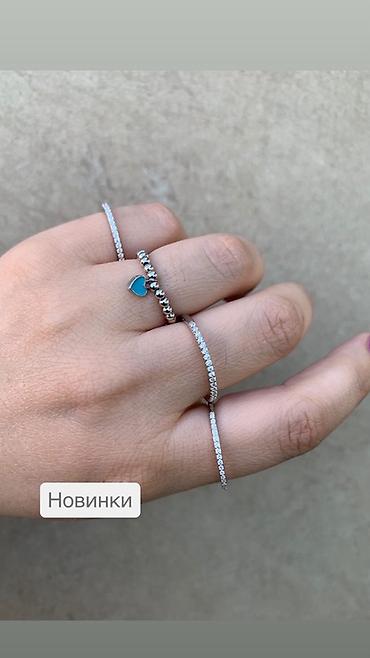 Ювелирные изделия: Набор из трех серебристых колец: - Тонкие кольца-дорожки с мелкой — 1