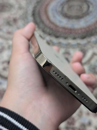 oppo reno 10: Apple iPhone Pro в светлом золотисто-серебристом цвете. Смартфон АКБ — 3