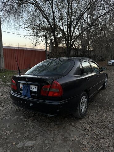 Другие автомобили: Черный седан класса D, 4 двери, левый руль. Кузов с плавными линиями — 7