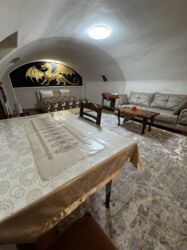 Otaqların günlük kirayəsi: Kirayə verilir: geniş və rahat mansard tipli otaq Xüsusiyyətlər: - -da lalafo.az — 12 Otaqların günlük kirayəsi: Kirayə verilir: geniş və rahat mansard tipli otaq Xüsusiyyətlər: - — 12