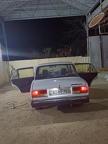 VAZ (LADA): LADA 2107, ağ rəng, sedan kuzov. Xüsusiyyətlər: - Ön və arxa — 10