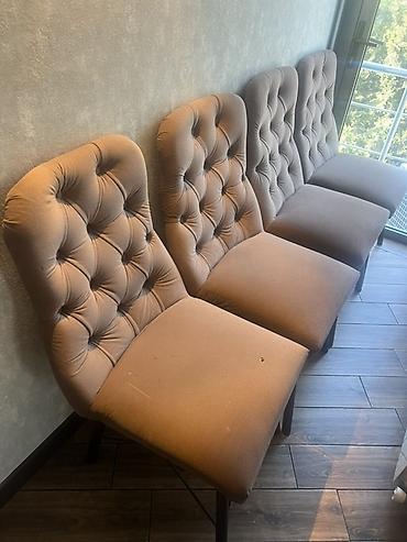 stol nədir: Yumşaq oturacaqlı, düyməli kapitone arxa dayaqlı yemək otağı/kafe — 3