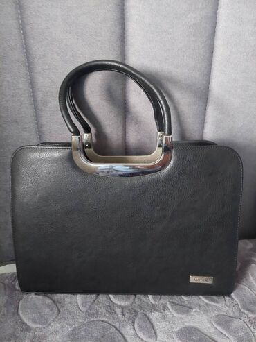 prada crna torbica: Material: Faux leather