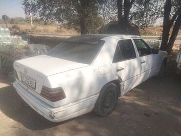 мерс сэшка: Белый седан Mercedes-Benz E-Class W124 с люком на крыше. Автомобиль
