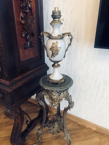 Stol lampaları: Retro üslubda, ağ və bronza rənglərdə olan bu işlek lampa, evin hər