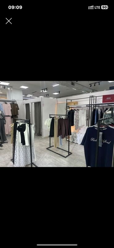 бутики в аренду: Сдаю Бутик, 18 м², ЦУМ Айчурек, С ремонтом, Действующий, С оборудованием