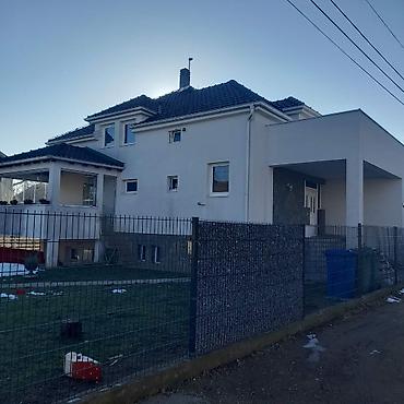 nekretnine oglas: Prodajem kucu u najlepsem delu Surcina odv350kv na 5 ari placa. Kuca — 1