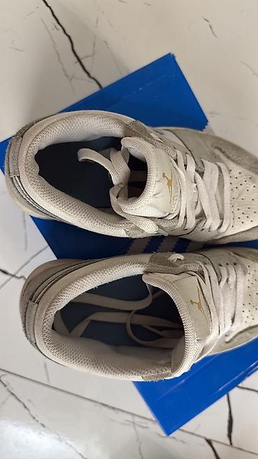 Личные вещи: Кроссовки Nike Air Jordan 1 Low, цвет светло‑серый/белый. Состояние — 2