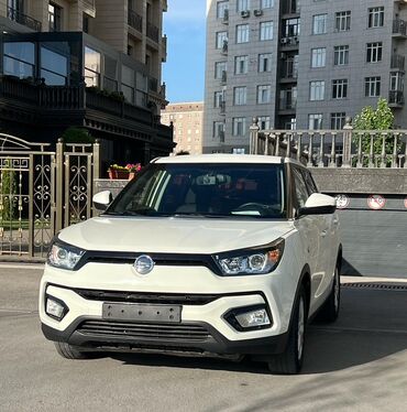 срочно срочно продам машину: Белый внедорожник с современным дизайном, оснащенный светодиодными