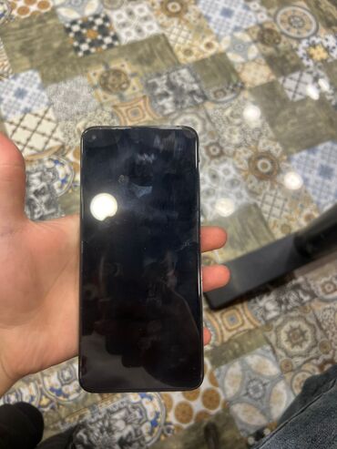 Digər mobil telefonlar: Smartfon – metal çərçivə, parlaq boz/gümüşü korpus. Korpusun sağ — 10