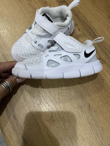 туфли женские белые: Nike оригинал состояние 9 из 10 Размер 22, очень легкие для первых