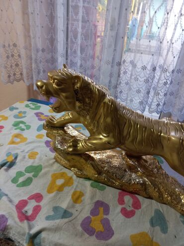 законы человеческой природы: Декоративная статуэтка «Золотой тигр» на подставке. - Материал: литая
