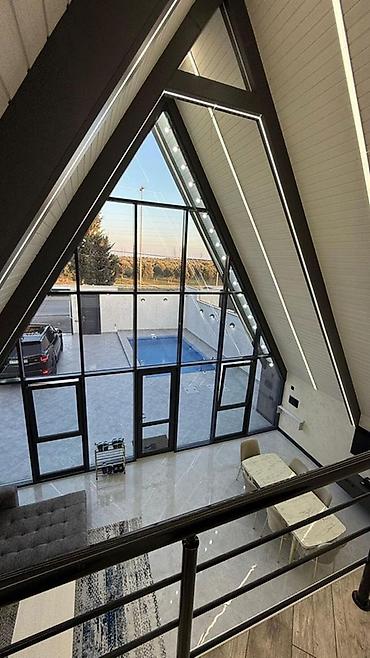 Günlük kirayə evlər: A-Frame tipli müasir bağ evi – hovuzlu - Memarlıq: Üçbucaq formalı — 9