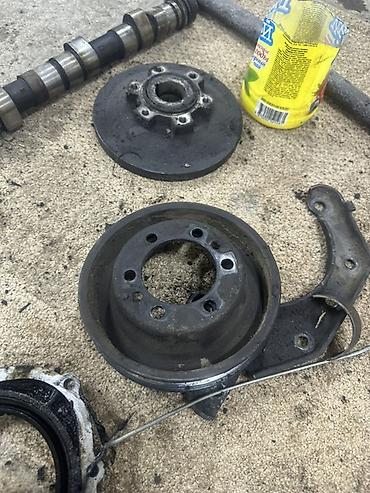 Двигатели, моторы и ГБЦ: Запчасть на мерседес w124 102 двигатель . Коленвал помпа, блок — 8