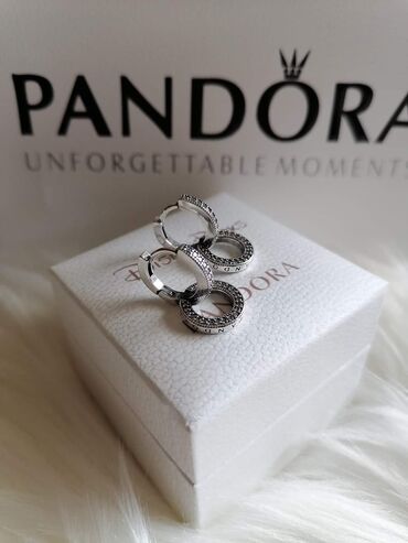 Minđuše: Pandora minđuše
Dobija se u kutijici
Cena:2100din — 17