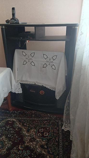 kamin dekor: SANYO qaz sobası (kamin tipli) və üzərində TV/stend rəfi ilə birlikdə — 1