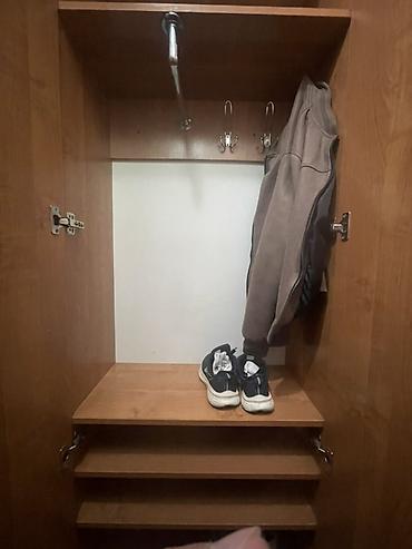 standing mirror: Прихожий гарнитур в цвете тёплого дуба: высокий шкаф-купе с распашными — 2