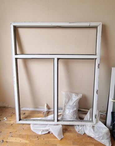 PVC materialdan hazırlanmış ağ rəngli pəncərə çərçivəsi. Geniş yaşayış