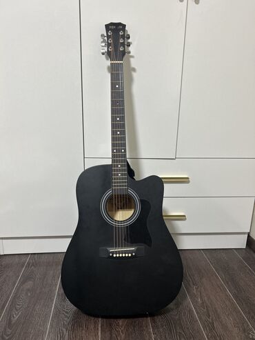 струнные инструменты 94: Гитара 41 размер бу но в хорошем состоянии покупали месяц назад вся