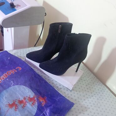 женские зимние ботинки на шнуровке: Qadın üçün zərif qara botlar - Material: süet görünüşlü parça - Rəng