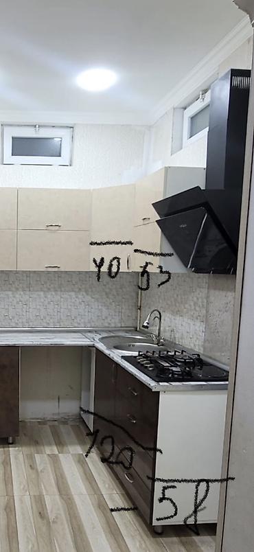 pletka: - Mətbəx mebeli dəsti – L formalı yerləşim - Üst dolablar: açıq bej — 2