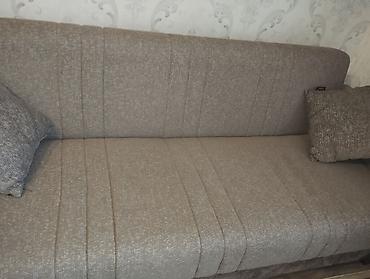 Divanlar: Qonaq otağı və ya studio məkanlar üçün rahat üçyerlik divan. tezedir 1 — 2