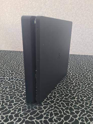 PS4 (Sony Playstation 4): PlayStation 4 Slim konsolu dəsti Xüsusiyyətlər: - Model: PS4 Slim — 10