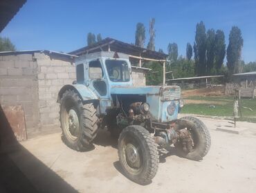хтз т 150 к: Трактор светло-голубого цвета с кабиной. Оснащен большими колесами с