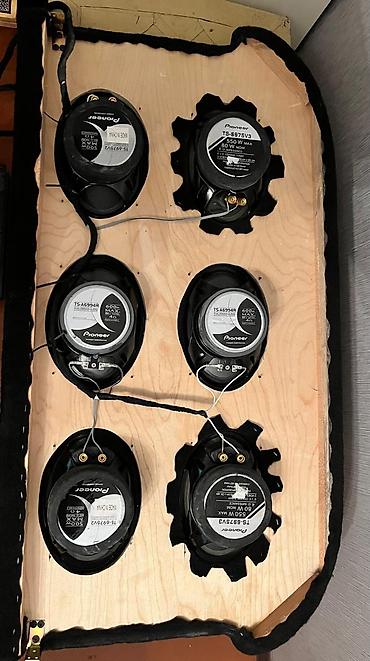 kolonkalar avtomobil: Pioneer avtomobil üçün akustik panel. Panel üzərində ümumilikdə 6 — 2