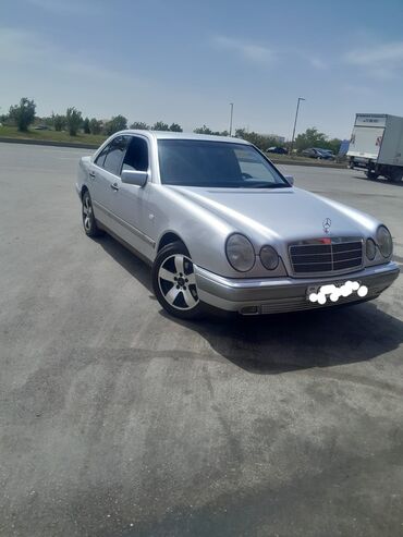 w202 suretler qutusu: Mercedes-Benz E-Class (W210), gümüş rəngli sedan Xüsusiyyətlər: -
