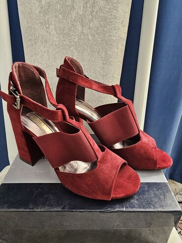 обувь лоферы: Продаётся босоножки, практически новые, носили всего пару раз, размер